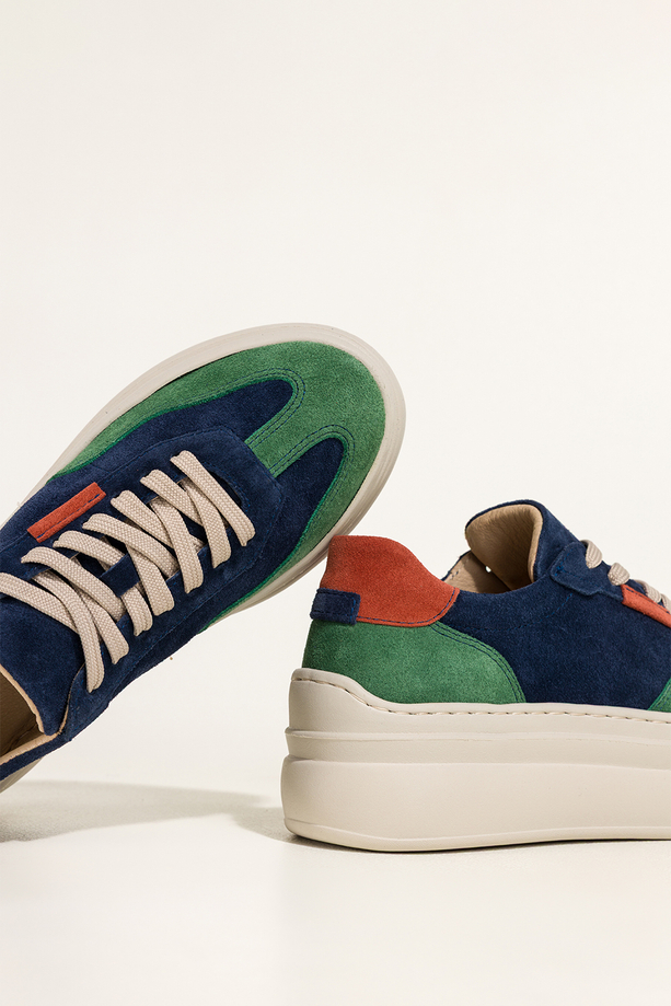 Granatowe sneakersy skórzane damskie buty sportowe na platformie z zielonymi i rudymi wstawkami sznurowane PRODUKT POLSKI Casu M8730H6