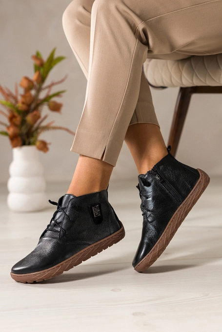 Czarne botki barefoot skórzane damskie szerokie na elastycznej płaskiej podeszwie stalowa ozdoba elastyczne sznurówki PRODUKT POLSKI Casu 69927