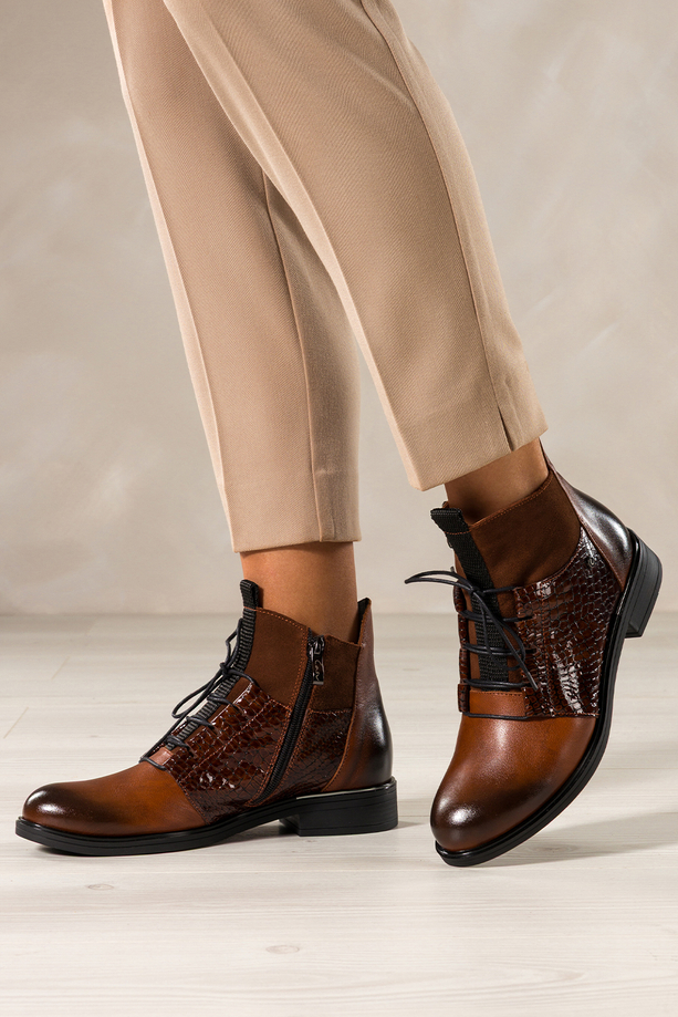 Brązowe botki skórzane damskie płaskie wstawki lakierowane z wzorem wężowym sznurowane PRODUKT POLSKI Casu 39476