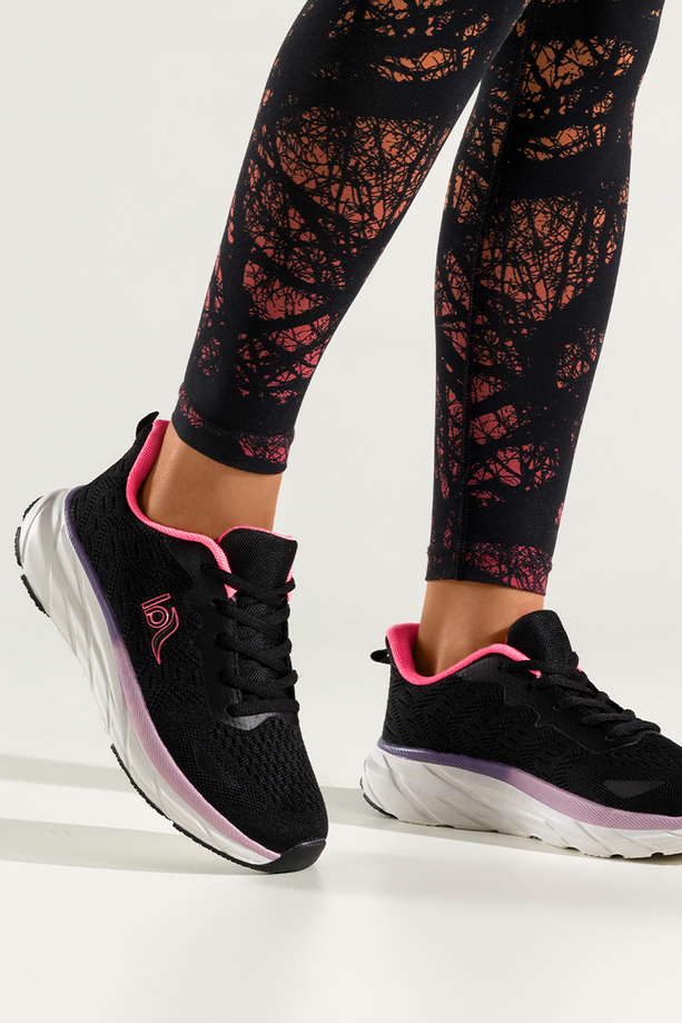 Czarne sneakersy damskie buty sportowe z perforacją na białej żłobionej platformie różowe wstawki sznurowane Carla QP-0618-4