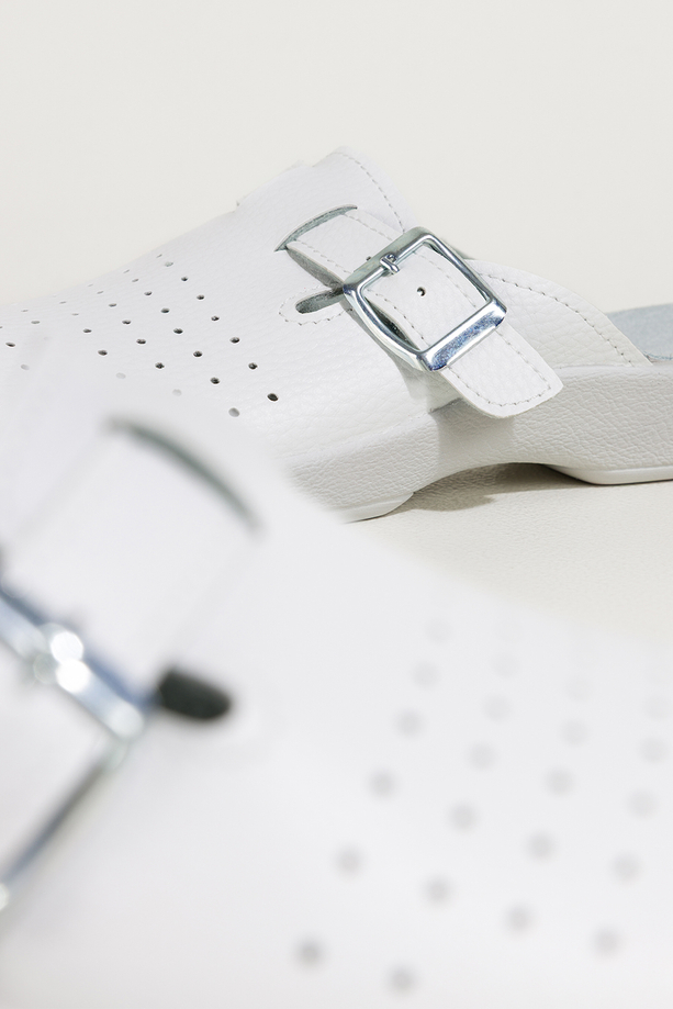 Białe klapki damskie Inblu sanitarne medyczne skórzana wkładka pasek ze srebrną klamrą ZV999998