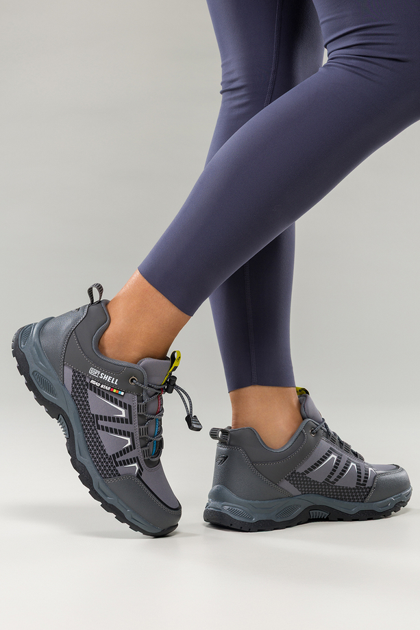 Szare buty trekkingowe damskie buty sportowe na bieżnikowanej podeszwie z regulowaną elastyczną sznurówką białe wstawki softshell Casu 2213-2W