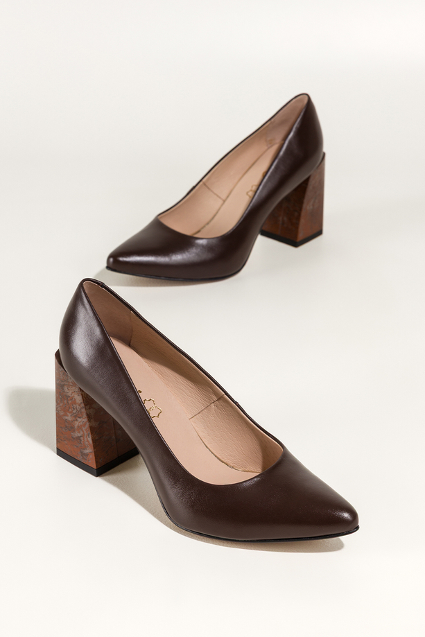 Czekoladowe czółenka skórzane damskie na ozdobnym szerokim klocku z wzorem PRODUKT POLSKI Casu 6906-704