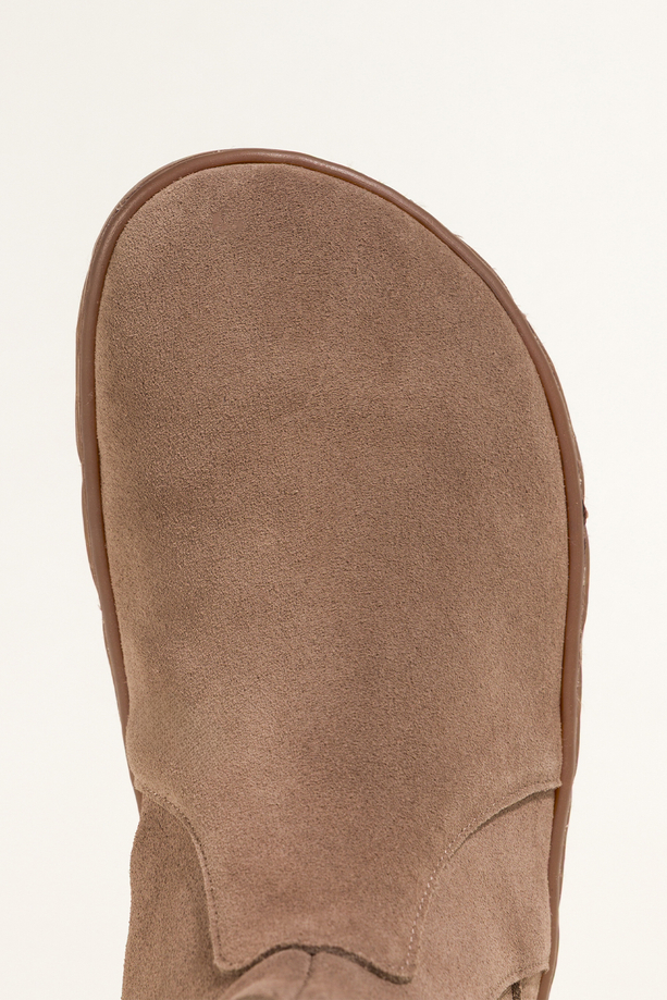 Ciemnobeżowe botki barefoot skórzane damskie szerokie na elastycznej płaskiej podeszwie złota ozdoba guma w cholewce PRODUKT POLSKI Casu 69925