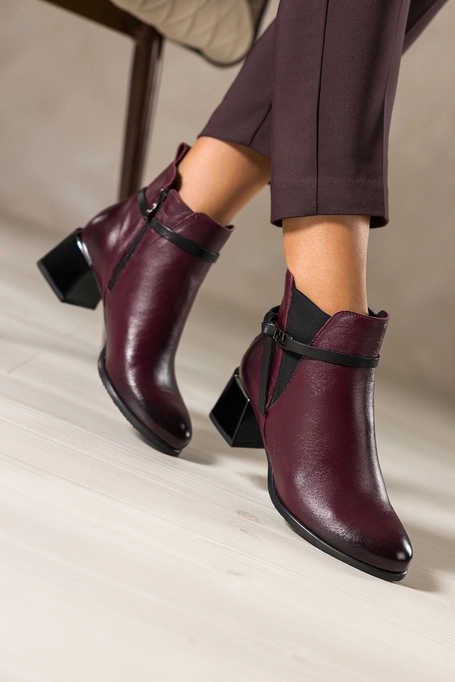 Bordowe botki skórzane damskie na ozdobnym klocku guma w cholewce pasek ze stalową ozdobą PRODUKT POLSKI Casu 39563