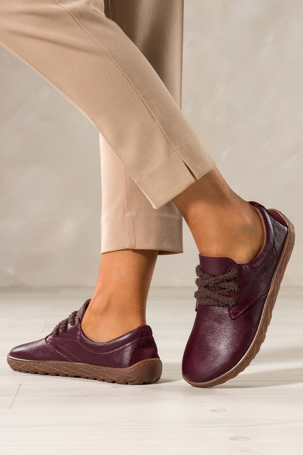 Bordowe buty barefoot skórzane damskie szerokie na elastycznej płaskiej podeszwie puszyste sznurówki PRODUKT POLSKI Casu 89811
