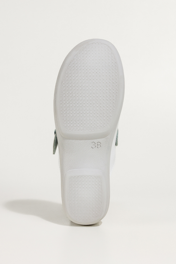 Białe klapki damskie Inblu sanitarne medyczne skórzana wkładka pasek ze srebrną klamrą ZV999998