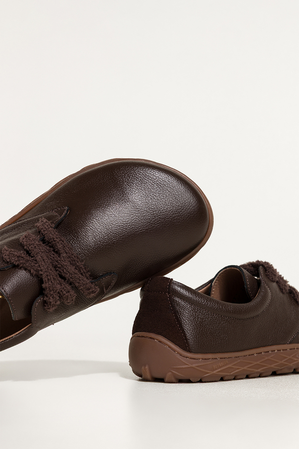 Czekoladowe buty barefoot skórzane damskie szerokie na elastycznej płaskiej podeszwie puszyste sznurówki PRODUKT POLSKI Casu 89811