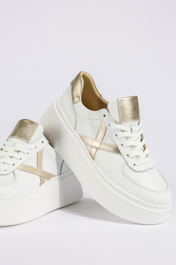 Białe sneakersy skórzane damskie buty sportowe sznurowane na platformie złote wstawki PRODUKT POLSKI Casu N1108S4