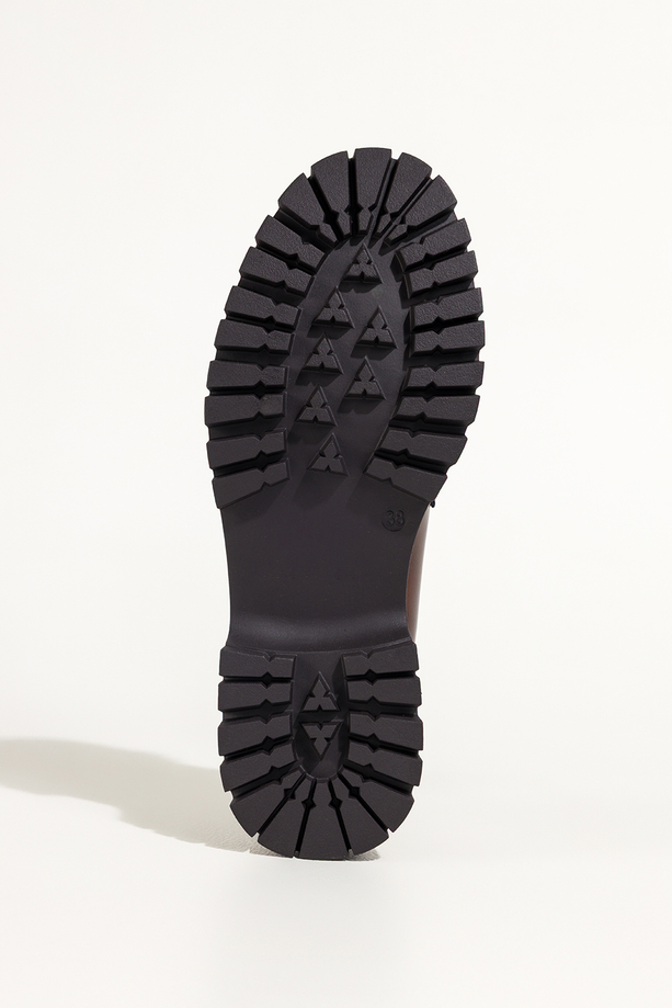 Czekoladowe mokasyny damskie półbuty z chwostami na bieżnikowanej platformie skórzana wkładka Carla K-6-B899