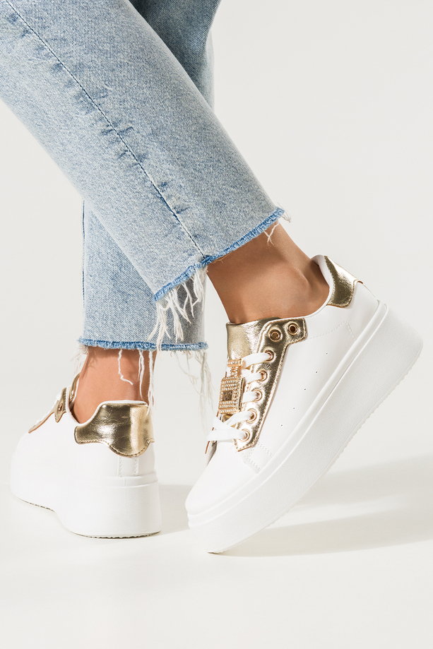Białe sneakersy damskie ze złotymi dodatkami na platformie złota ozdoba z cyrkoniami przy sznurówce Carla LA279P