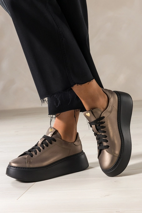 Metaliczne sneakersy skórzane damskie buty sportowe na platformie złote serce na języku sznurowane PRODUKT POLSKI Casu 8201