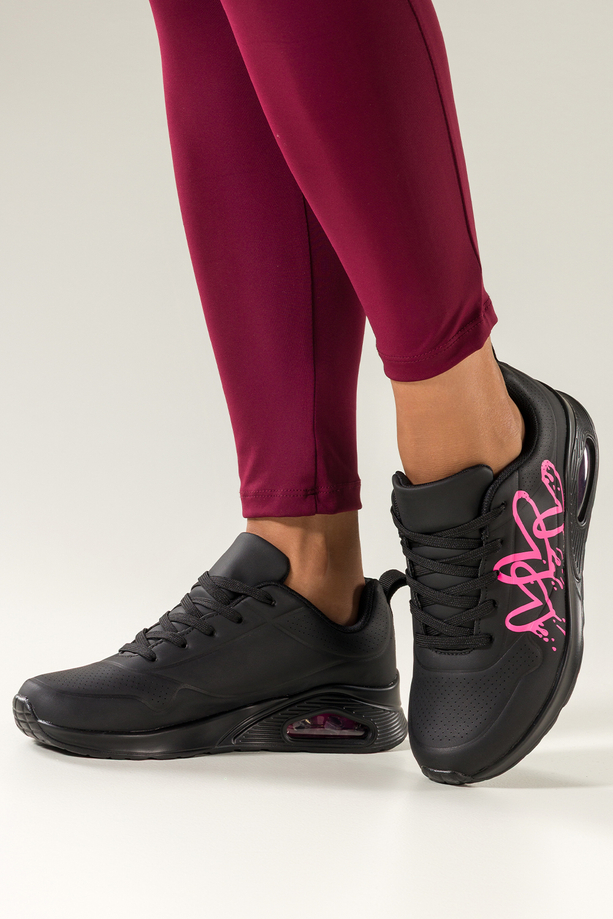 Czarne sneakersy damskie buty sportowe na koturnie różowe serca na cholewce sznurowane Casu 0992-8