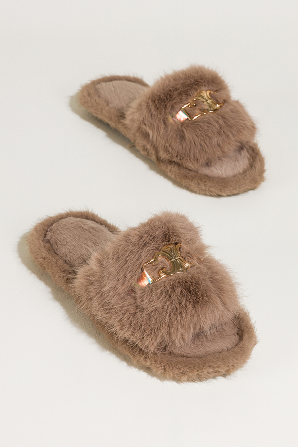 Ciemnobeżowe kapcie damskie obuwie domowe futrzane szeroki pasek ze złotą ozdobą Casu UO961