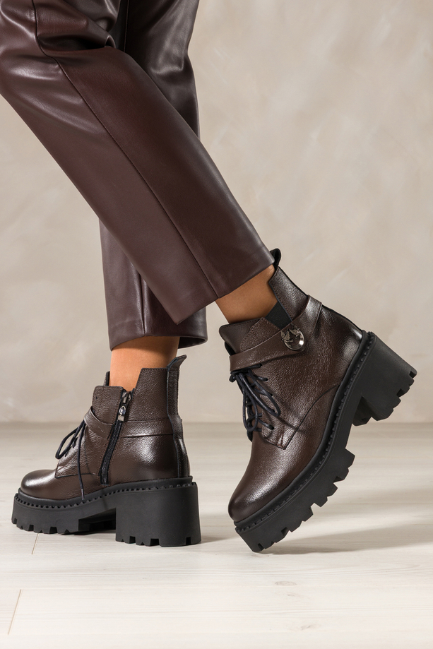 Czekoladowe botki skórzane damskie workery na bieżnikowanej platformie w cholewce guma pasek ze stalową ozdobą sznurowane PRODUKT POLSKI Casu 39442