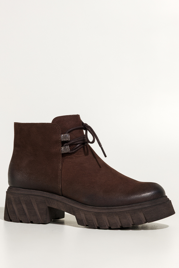Czekoladowe botki skórzane damskie nubukowe na bieżnikowanej czekoladowej podeszwie przy sznurówkach ozdoby z cyrkoniami PRODUKT POLSKI Casu 8085