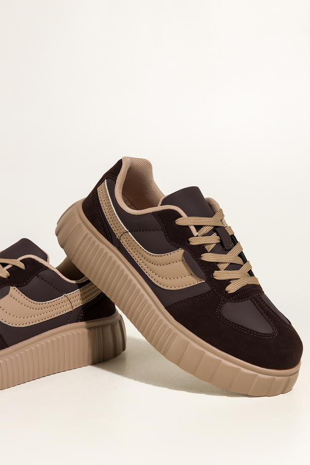 Czekoladowe sneakersy damskie buty sportowe na beżowej platformie sznurowane beżowe wstawki Carla OCX-1375