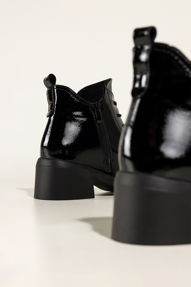 Czarne botki skórzane damskie lakierowane Sergio Leone na szerokim klocku wycięta cholewka sznurowane YG74560-H