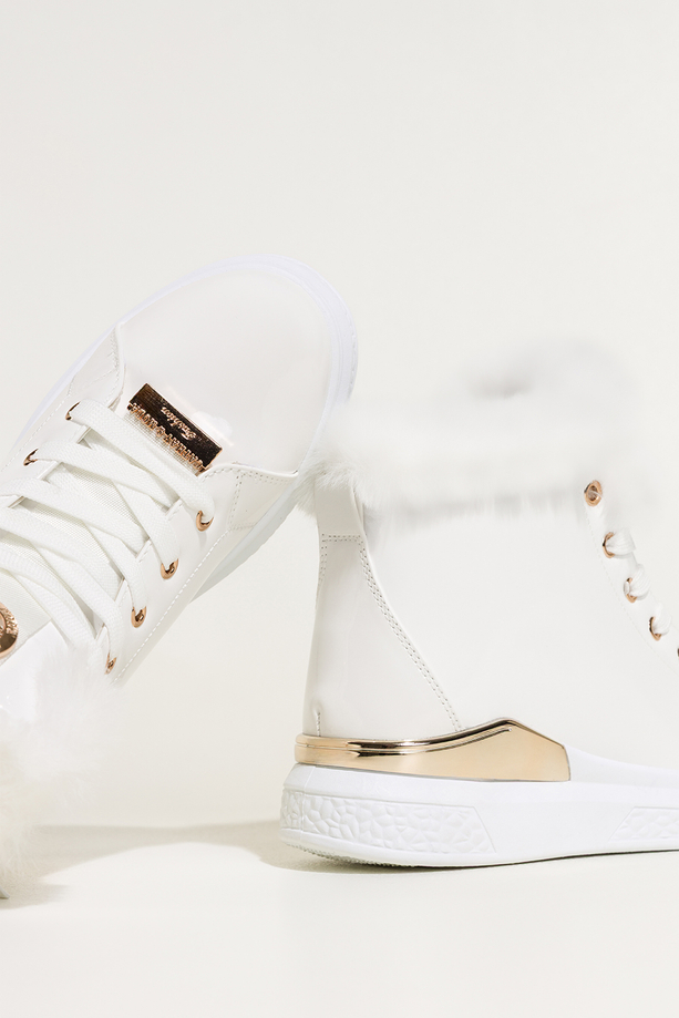 Białe botki damskie lakierowane platforma ze złotym akcentem złota ozdoba na języku sznurowane Casu 6992-86
