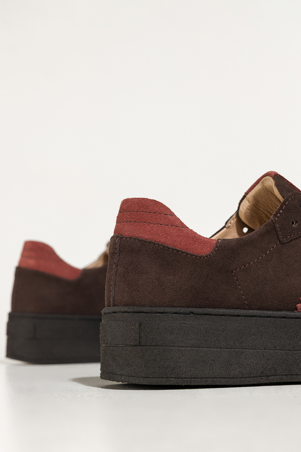 Czekoladowe sneakersy skórzane damskie buty sportowe na platformie z rudymi wstawkami sznurowane PRODUKT POLSKI Casu M8707