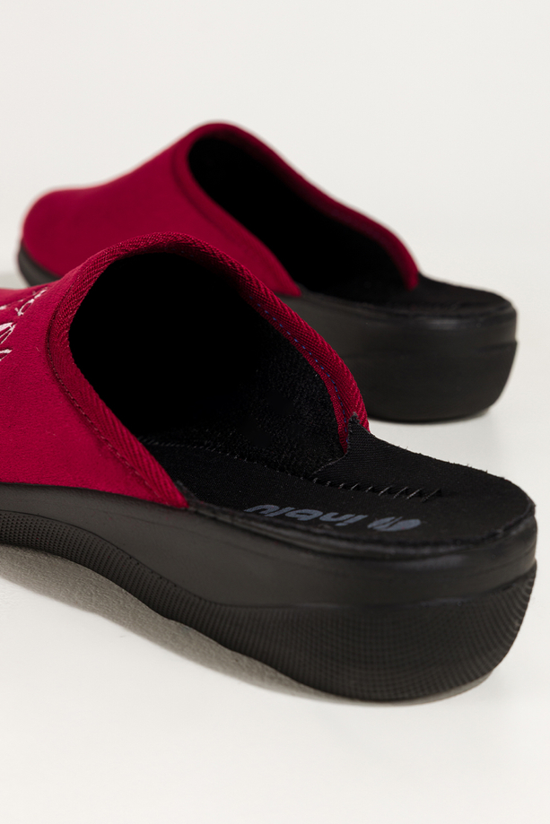 Bordowe kapcie damskie Inblu obuwie domowe z haftowanymi kwiatami XF99994S