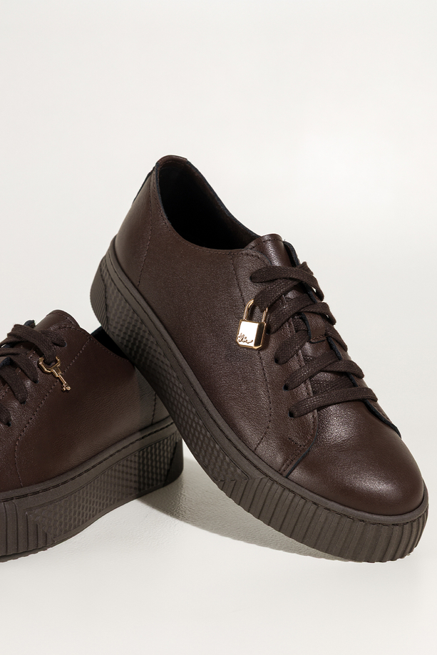 Czekoladowe sneakersy skórzane damskie buty sportowe na platformie ze złotą kłódką sznurowane PRODUKT POLSKI Casu 8854