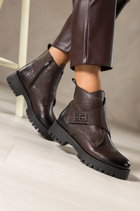 Czekoladowe botki skórzane damskie na bieżnikowanej platformie szeroki pasek na rzep ze stalową ozdobą PRODUKT POLSKI Casu 39465