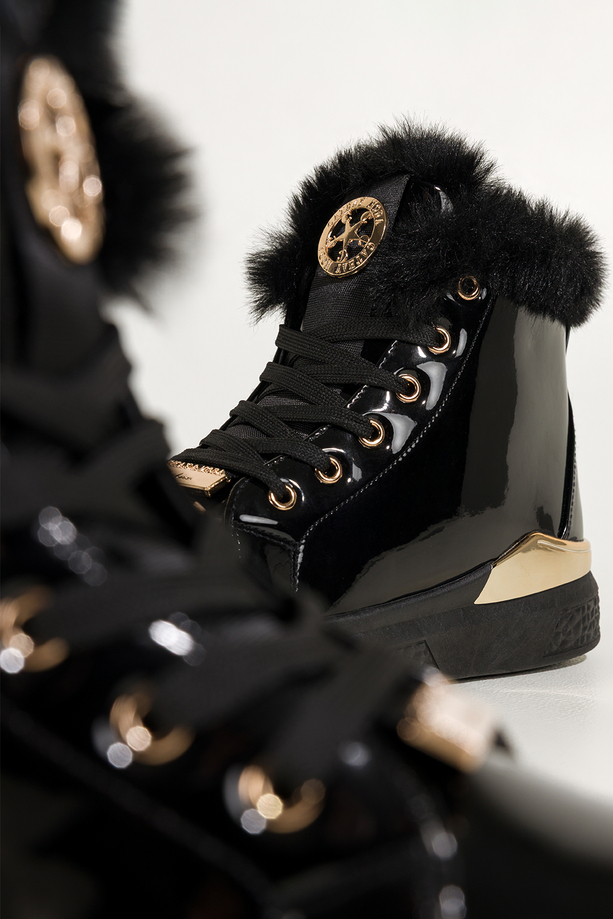 Czarne botki damskie lakierowane platforma ze złotym akcentem złota ozdoba na języku sznurowane Casu 6992-87