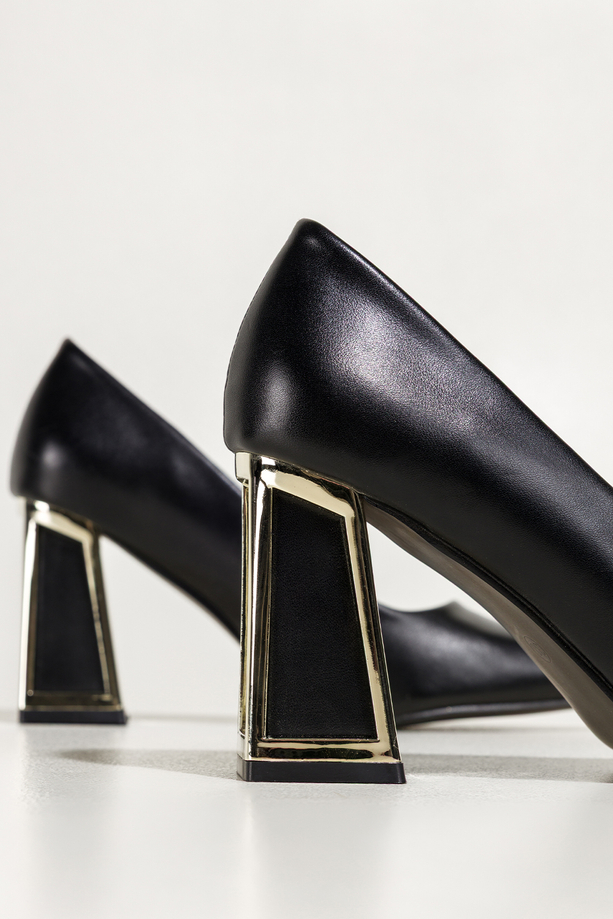 Czarne czółenka damskie na szerokim ozdobnym klocku ze złotymi akcentami Carla N476K