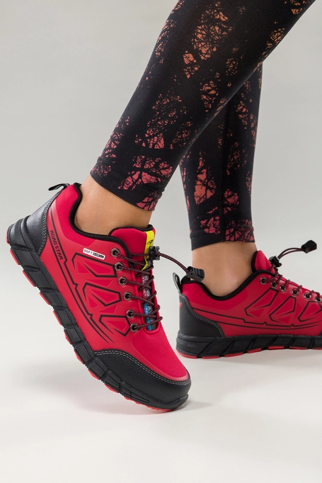 Czerwone buty trekkingowe damskie buty sportowe na bieżnikowanej podeszwie z regulowaną elastyczną sznurówką czarne wstawki softshell Casu 2309-3W