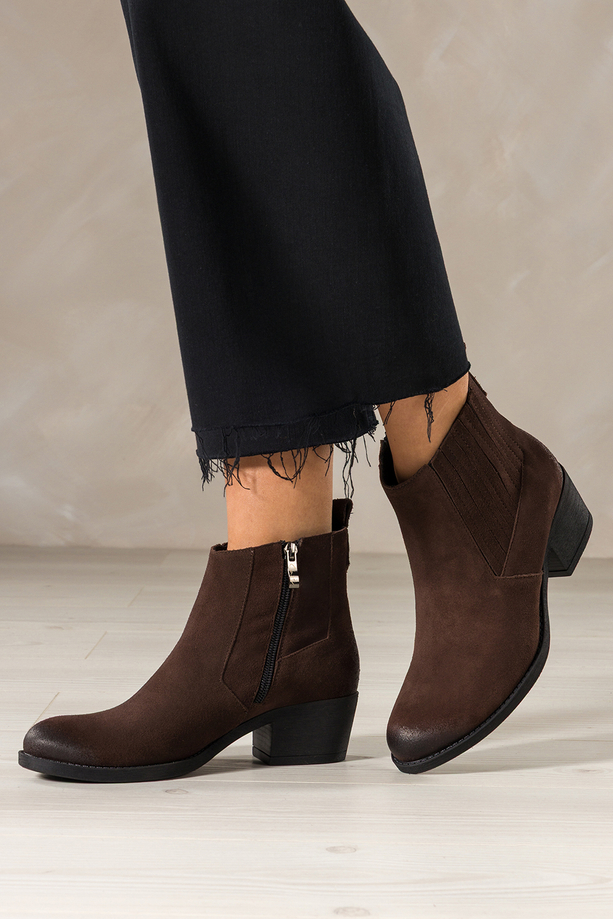 Czekoladowe botki skórzane damskie kowbojki na szerokim ściętym klocku guma w cholewce PRODUKT POLSKI Casu 39455