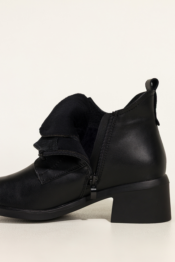 Czarne botki skórzane damskie Sergio Leone na szerokim klocku wycięta cholewka sznurowane YG74560-H