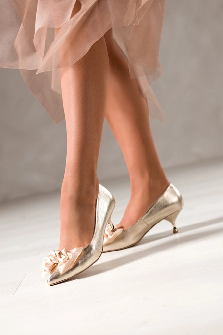 Złote czółenka skórzane damskie z satynową beżową kokardą niski obcas kieliszek  PRODUKT POLSKI Casu 6989-296