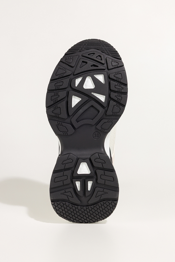 Kremowe sneakersy damskie buty sportowe z perforacją na białej bieżnikowanej platformie złote i beżowe wstawki sznurowane Casu BB-853