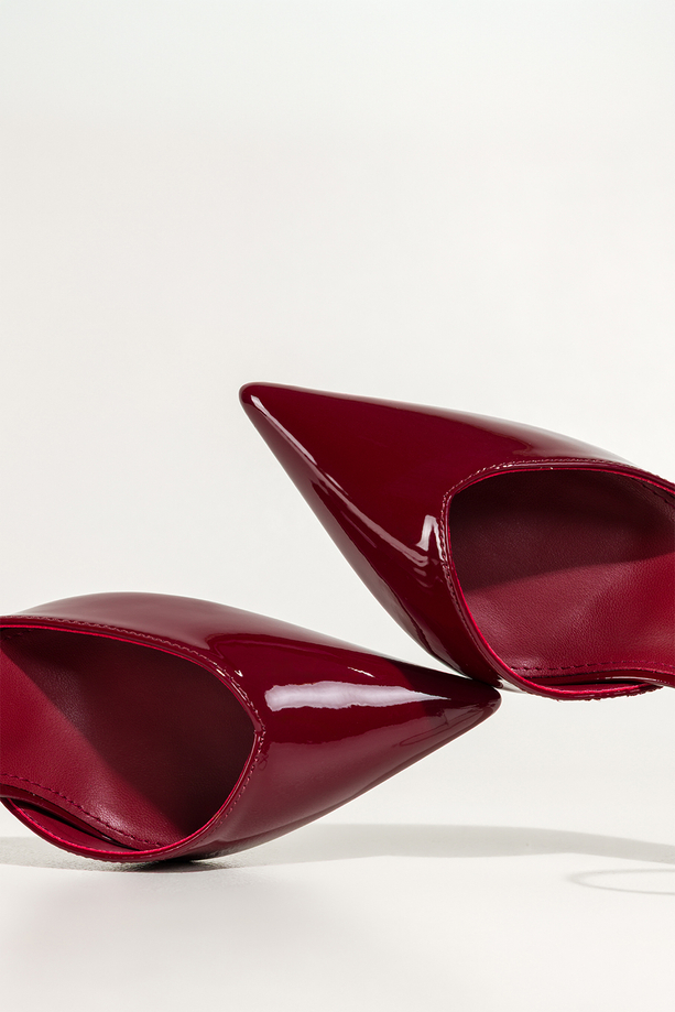 Bordowe czółenka damskie szpilki lakierowane z paskiem wycięcia na cholewce Carla OV849