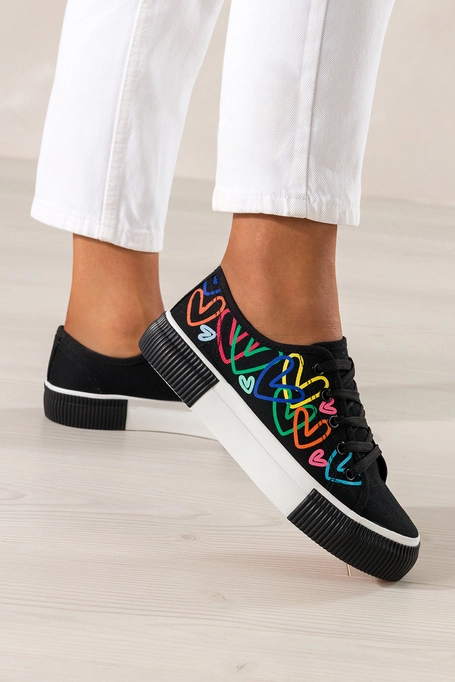 Czarne trampki damskie sneakersy z kolorowymi sercami na platformie sznurowane Carla QY853