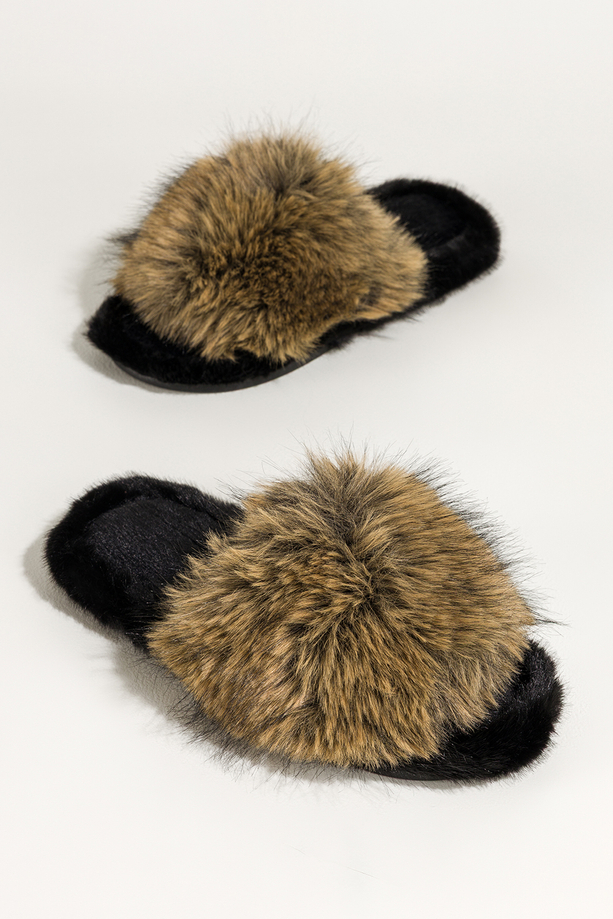 Beżowe kapcie damskie obuwie domowe futrzane szeroki pasek z długim włosiem Casu UO965