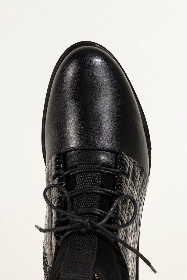 Czarne botki skórzane damskie płaskie wstawki lakierowane z wzorem wężowym sznurowane PRODUKT POLSKI Casu 39476