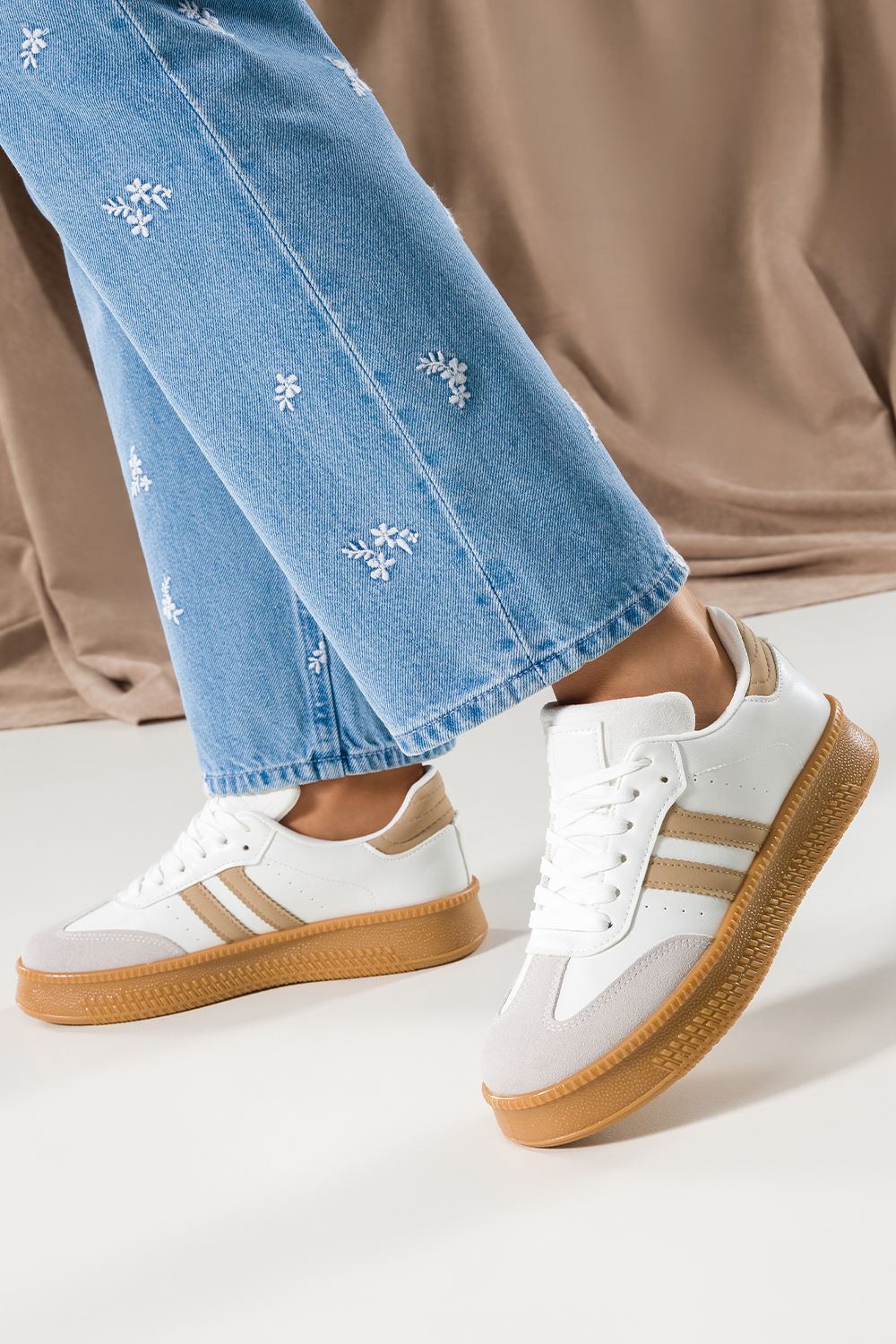 Biae sneakersy damskie buty sportowe na platformie sznurowane beowe wstawki Casu 77617-3