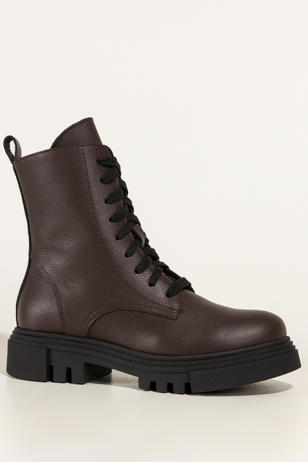 Czekoladowe botki skórzane damskie na bieżnikowanej platformie sznurowane PRODUKT POLSKI Casu 8258