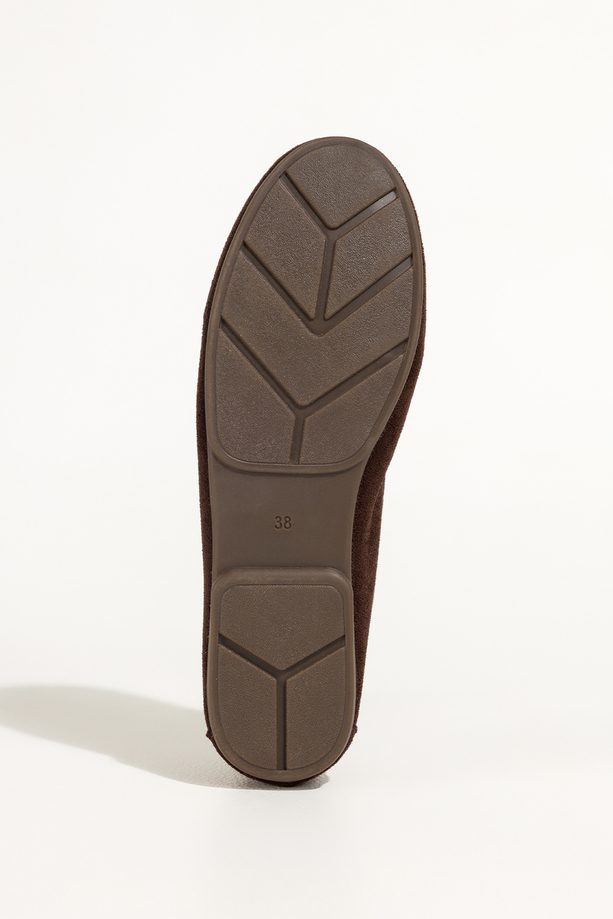 Czekoladowe mokasyny damskie półbuty płaskie ze złotą ozdobą skórzana wkładka Carla G341K