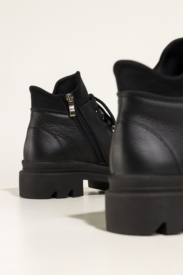 Czarne botki skórzane damskie na bieżnikowanej podeszwie sznurowane PRODUKT POLSKI Casu A099