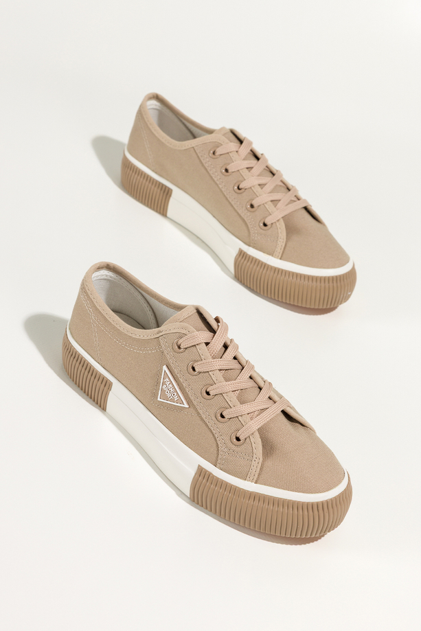 Beżowe trampki damskie sneakersy na platformie z ozdobą sznurowane Carla QY835-8