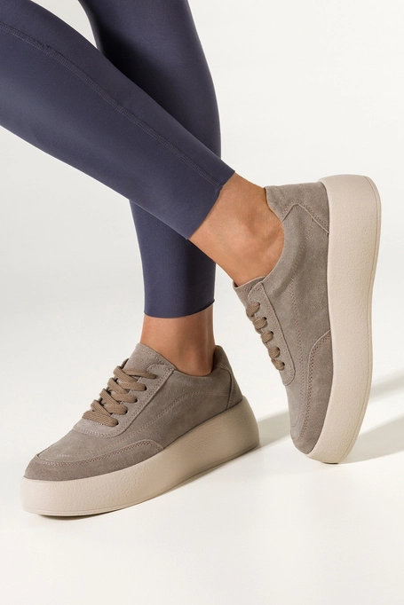 Beżowe sneakersy skórzane damskie creepersy na platformie sznurowane Carla 2323