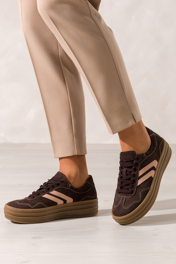 Czekoladowe sneakersy skórzane damskie buty sportowe na platformie z beżowymi wstawkami sznurowane PRODUKT POLSKI Casu N1137