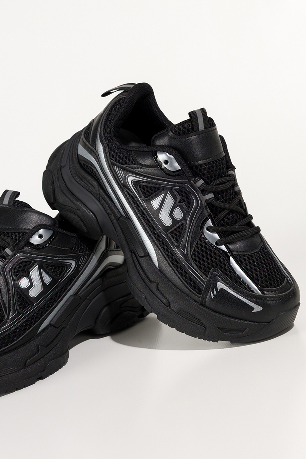 Czarne sneakersy damskie buty sportowe na platformie srebrne wstawki sznurowane Carla OZ693K