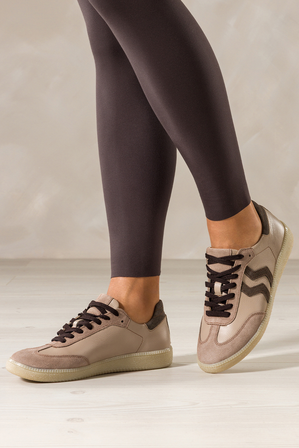 Beżowe sneakersy skórzane damskie buty sportowe na elastycznej płaskiej podeszwie z czekoladowymi wstawkami sznurowane PRODUKT POLSKI Casu M8763