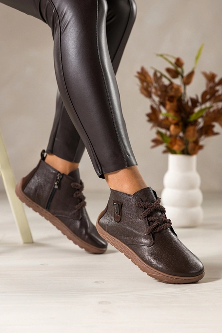 Czekoladowe botki barefoot skórzane damskie szerokie na elastycznej płaskiej podeszwie czarna ozdoba puszyste sznurówki PRODUKT POLSKI Casu 69928