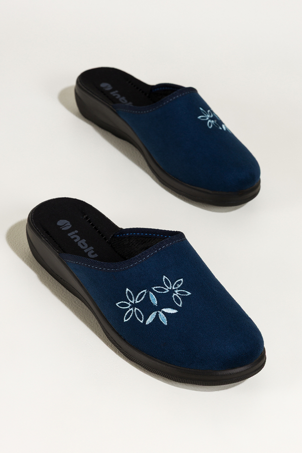 Granatowe kapcie damskie Inblu obuwie domowe z haftowanymi kwiatami XF99994S