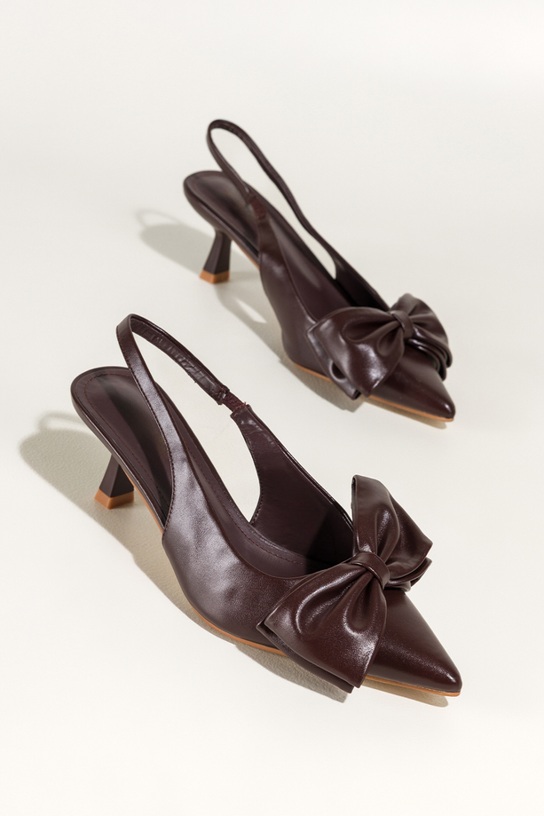 Czekoladowe czółenka damskie z kokardą obcas kieliszek odkryta pięta elastyczna guma w pasku Carla N892